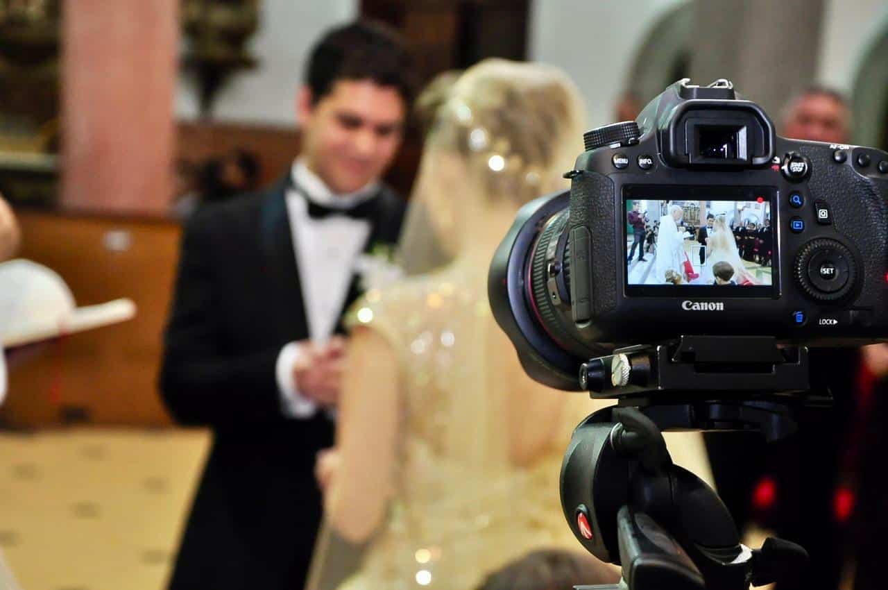 Vous êtes réticent à l’idée de prendre un vidéaste de mariage ? Vous ne devriez pas